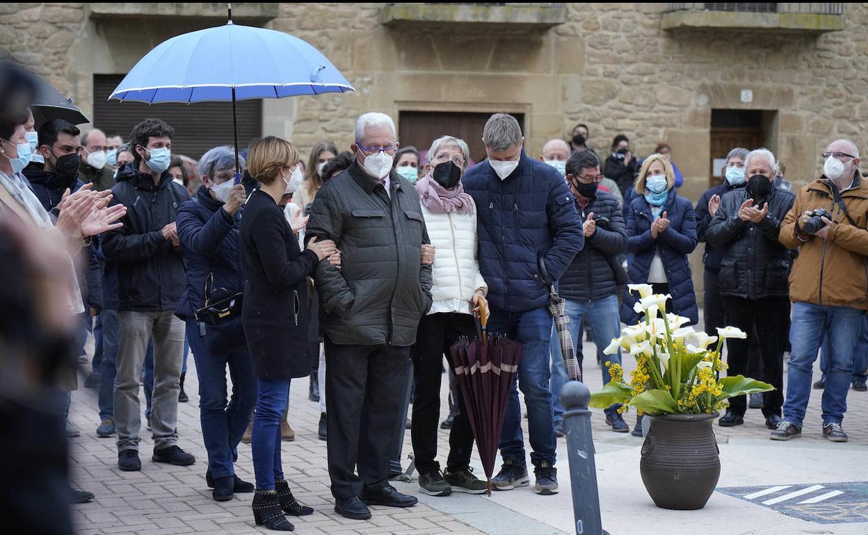 Familia y vecinos de David Beriain, este miércoles, en la concentración en Artajona. 