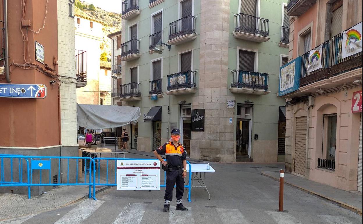 Control de aforo en el acceso al mercado de los jueves en Cocentaina. 