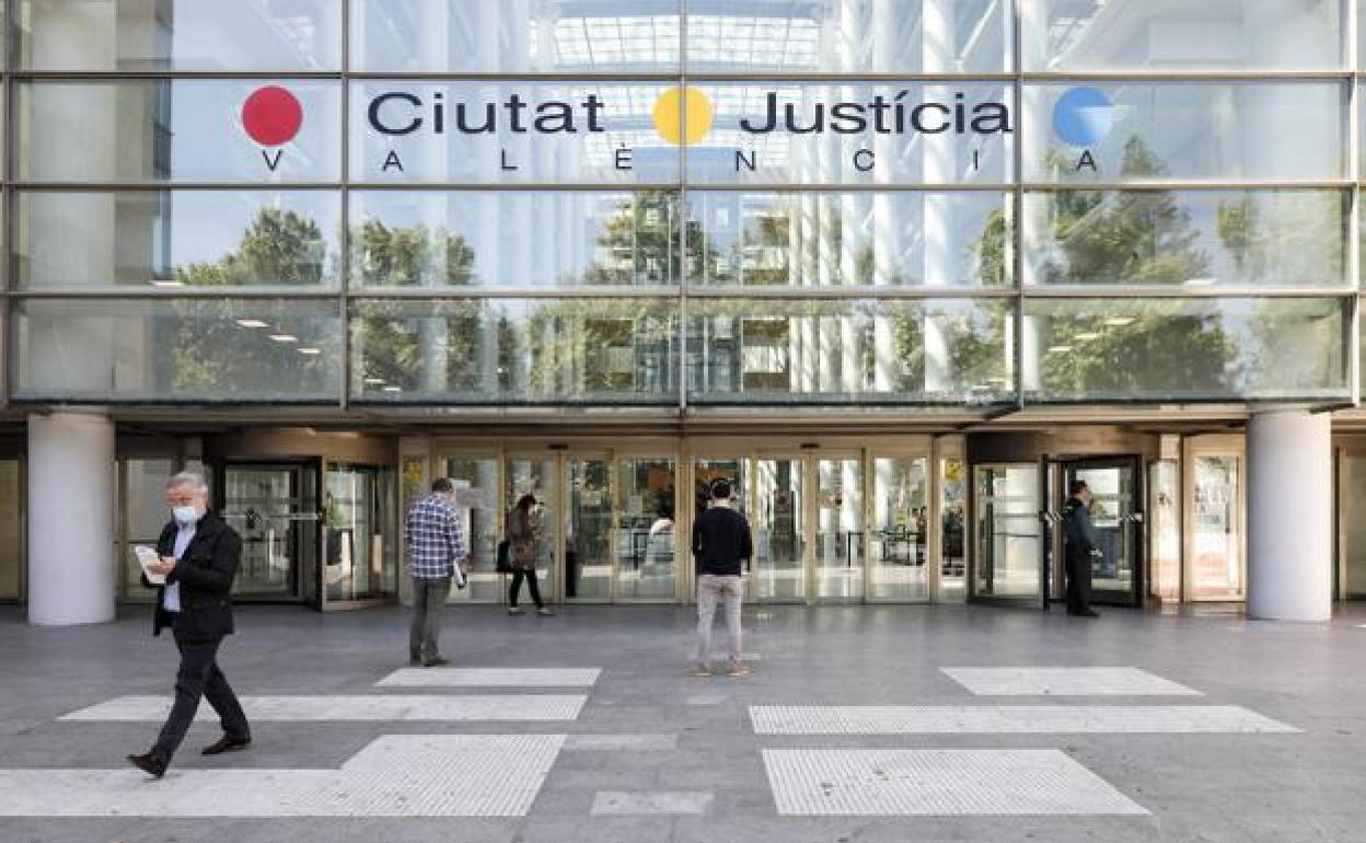 Sanidad no ha incluido a estos trabajadores en el calendario de vacunación. 