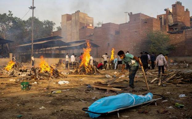 Piras funerarias en la calle en la India. 