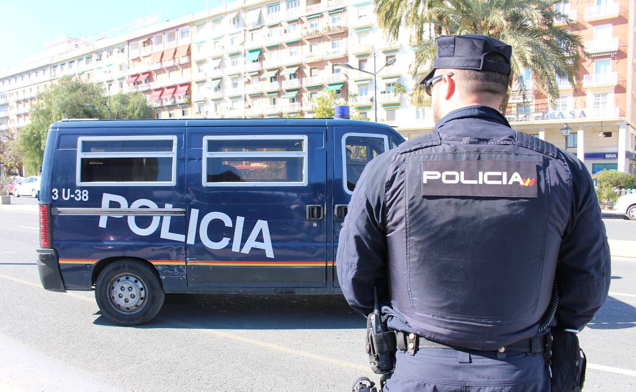 Un agente de la Policía Nacional. 