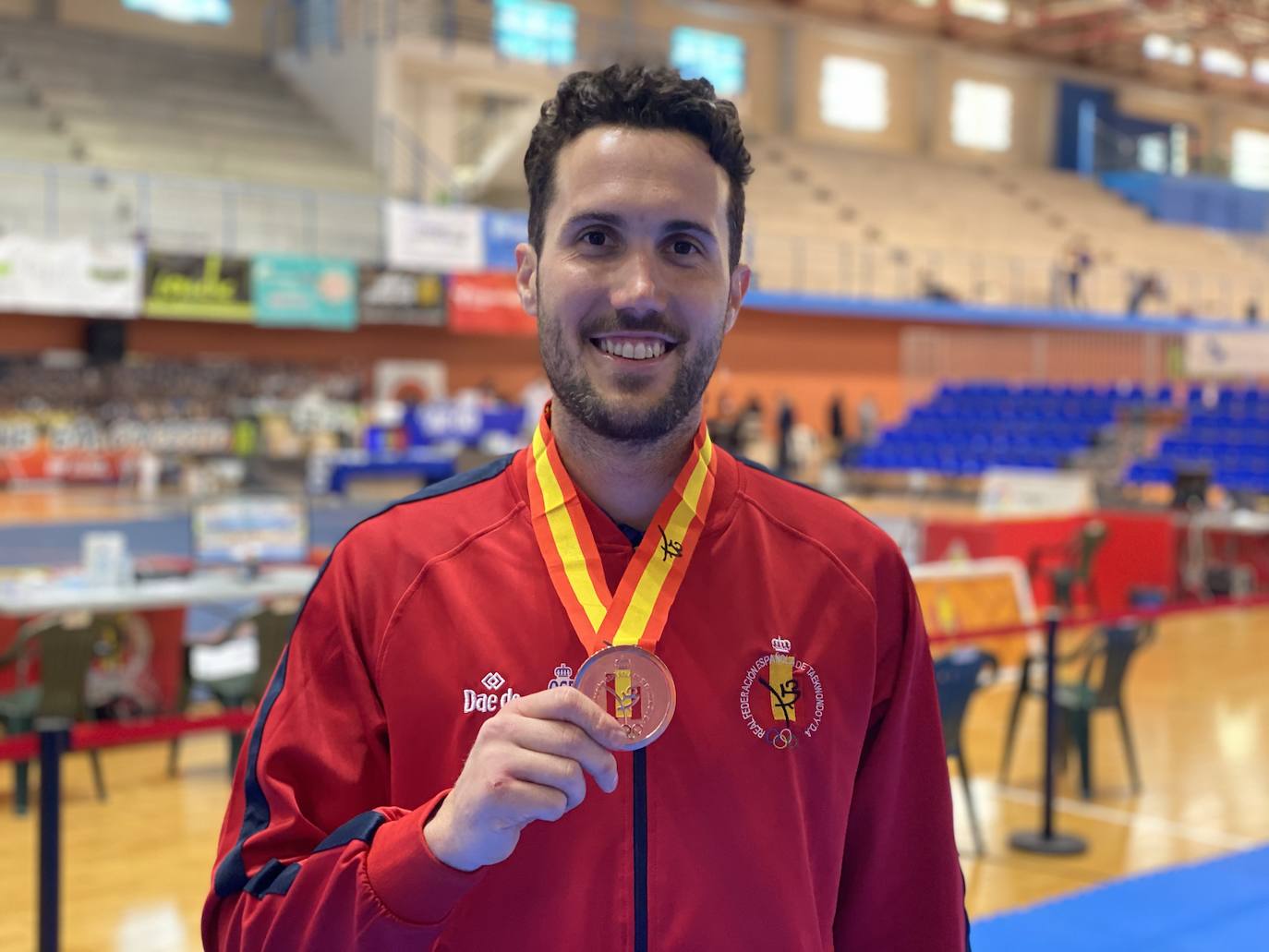 Raúl Martínez. Deportista olímpico. «Iré a los Juegos de Tokio a por el oro en taekwondo». Raúl Martínez acaba de lograr una medalla de bronce en el Europeo de taekwondo. ‘¿Firma el mismo resultado en Tokio?’. «No firmo nada, iré a por el oro», afirma el deportista de Elche, que se clasificó para la cita olímpica en diciembre de 2019. «Eso me dio tranquilidad», admite. A cambio, en esa competición de Moscú terminó de romperse el aductor: «Estuve fuera del tapiz hasta febrero y, cuando empezaba a hacer taekwondo, vino el estado de alarma». En el confinamiento se entrenó en el salón de casa con la ayuda de su mujer: «Se hace difícil preparar unos Juegos así, me vino bien el aplazamiento». 