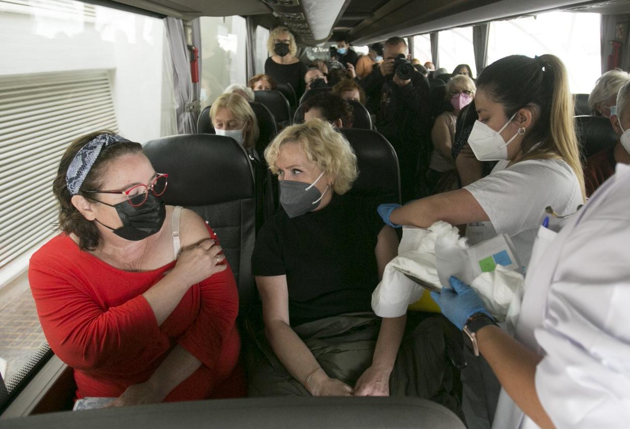 Vacunación en el interior de un autobús en la Ciudad de las Artes y las Ciencias. damián torres