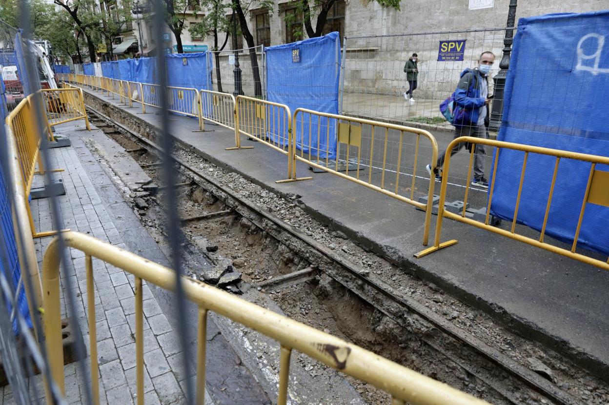 Vías del tranvía en la calle María Cristina, la semana pasada. irene marsilla