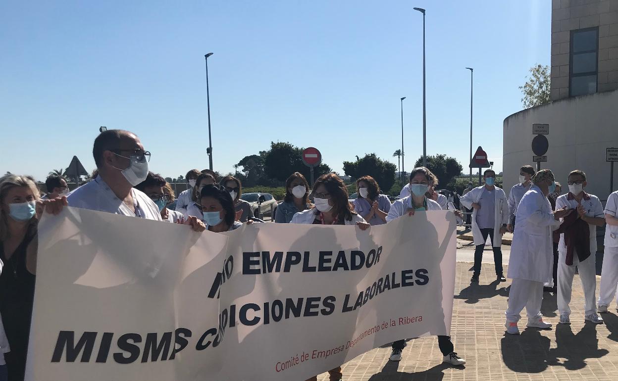 Protesta de los empleados en las puertas del Hospital  de la Ribera. 