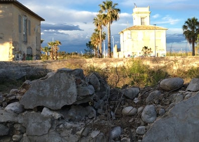 Imagen secundaria 1 - Arriba la alquería del Gall, donde están todas las ventanas tapiadas y hay grietas. Abajo, a la izquierda, los daños de la balsa de la alquería de Les Boles , y a la derecha la casa de la Viuda de Peiró. 