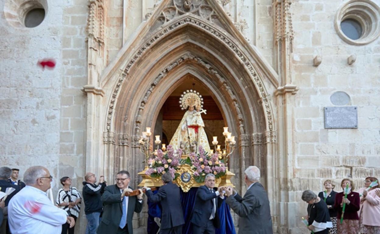 Una imagen de hace varios años de la salida de la Mare de Déu. 