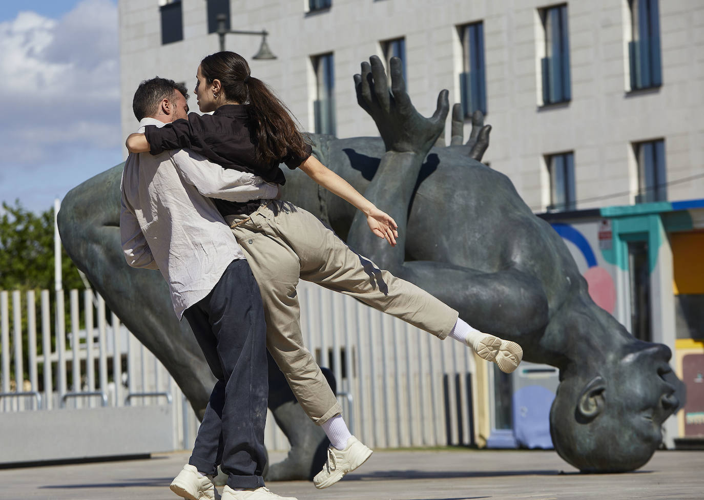 Dos bailarines realizan un espectáculo frente a la escultura 'Gigante de Sal' del dúo de artistas Coderch y Malavia en la Marina.