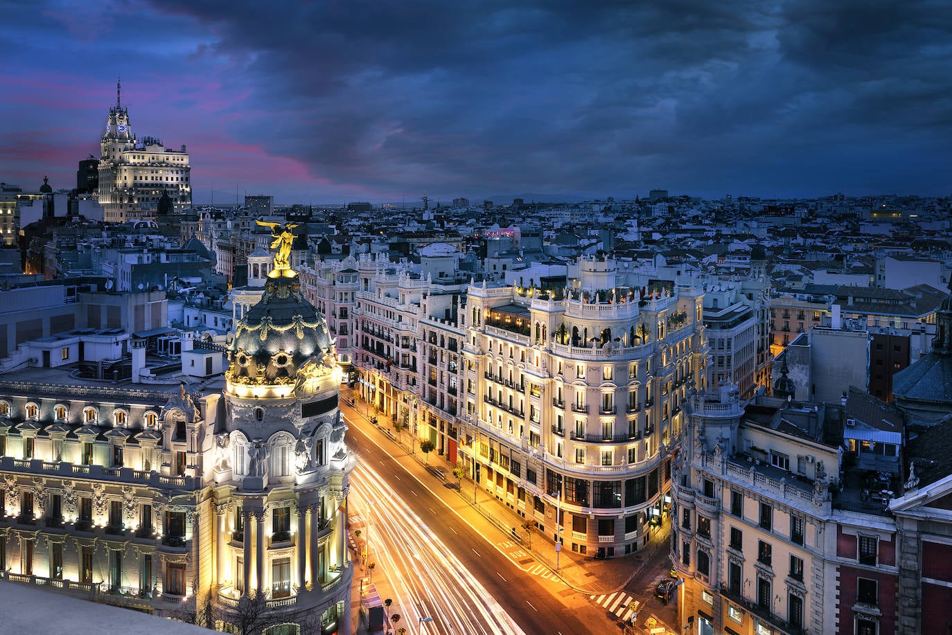  En teoría, cuando se levante el Estado de Alarma y las restricciones entre Comunidades, en España se podrá viajar libremente entre provincias y Comunidades abiertas. De hecho, se estima que, como ya ocurrió en el verano de 2020, España sea el principal destino de los españoles, algo, por otra parte, que viene ocurriendo siempre, desde mucho antes de la pandemia. Tan solo el 9 % de los españoles sale al extranjero para sus vacaciones y este año serán menos.