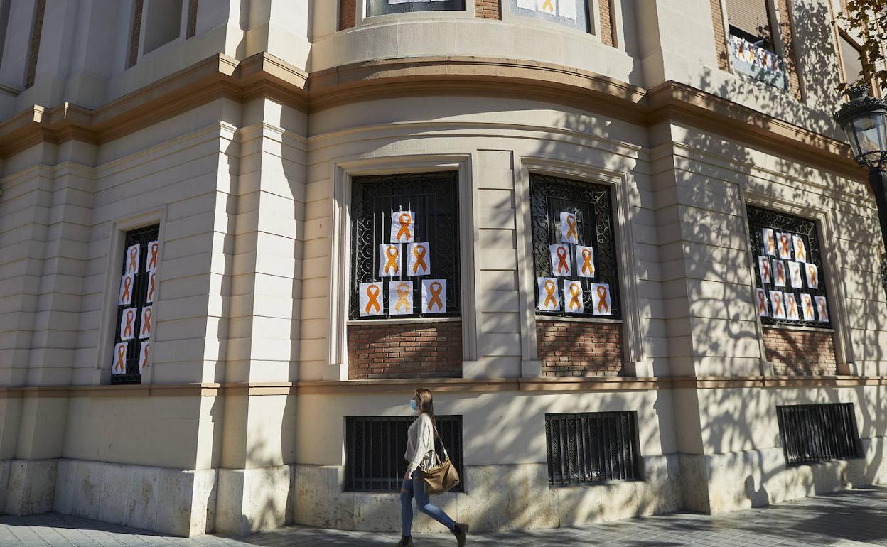 Lazos naranjas en un concertado de Valencia en protesta por la ley Celaá. 