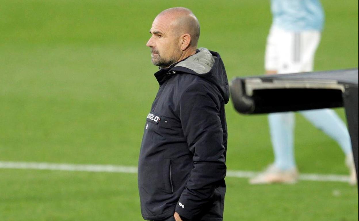 Paco López observa el partido de ayer desde el área técnica de Balaídos. 