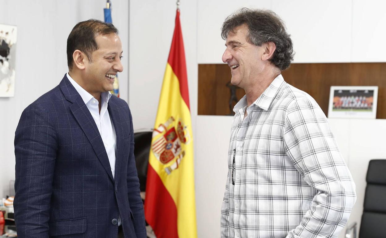 Murthy, en un encuentro con Kempes  poco después de su llegada a la presidencia del Valencia. 