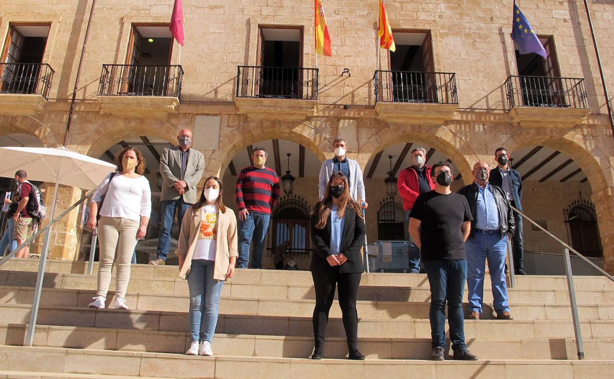 Concejales de PSPV y Compromís con los diputados Óscar Mengual y Gerard Fullana ante el Ayuntamiento de Dénia. 