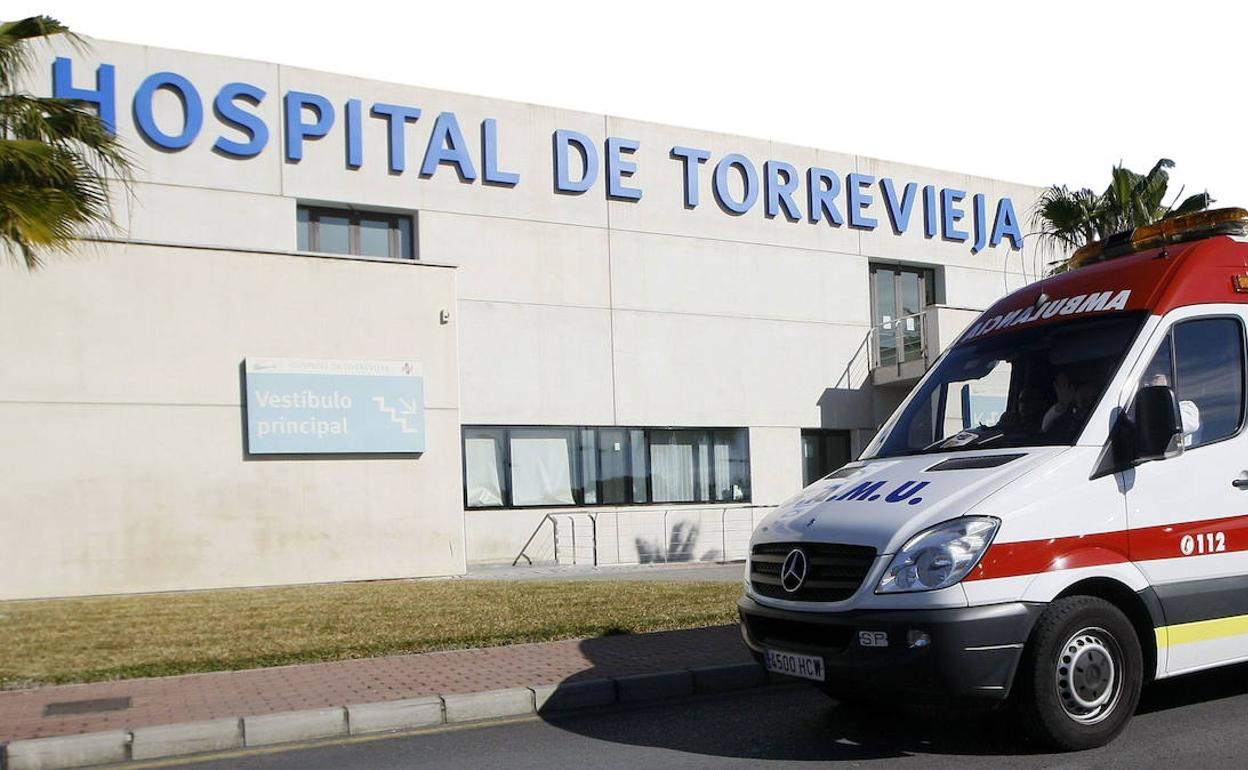 Una ambulancia pasa ante la entrada del Hospital de Torrevieja. 