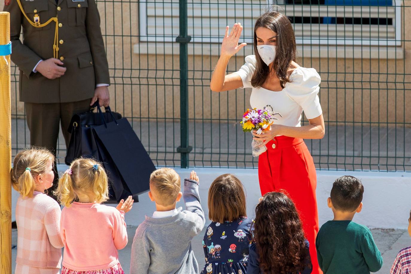 Fotos: Doña Letizia brilla con sus colores favoritos