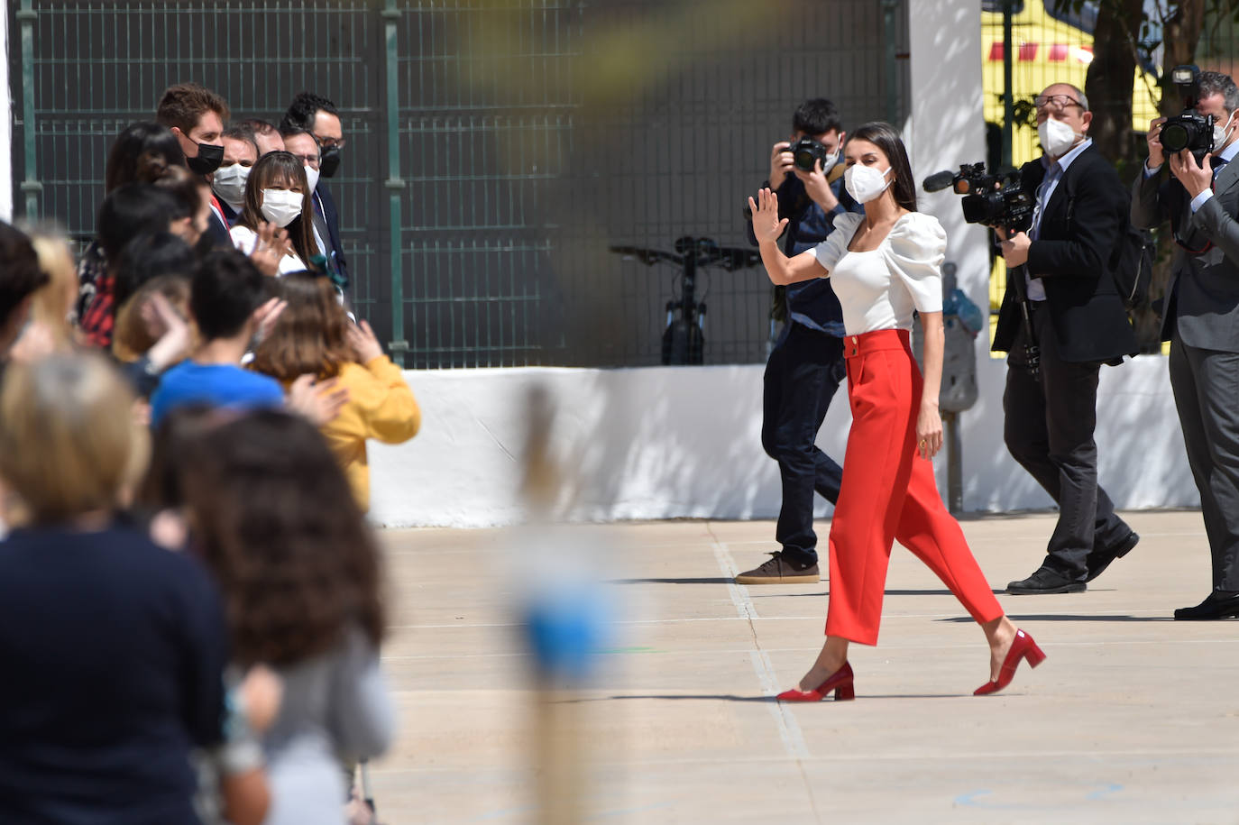 Fotos: Doña Letizia brilla con sus colores favoritos