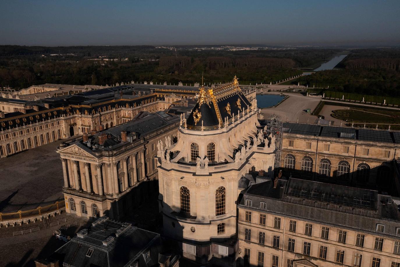 Las imágenes aéreas muestran el Palacio de Versalles (Chateau de Versailles), en las afueras de París, tras las obras de renovación de la Capilla Real. El Palacio de Versalles desempeñó las funciones de residencia real desde 1682 hasta 1789 y constituye uno de los complejos arquitectónicos más importantes de Europa. 