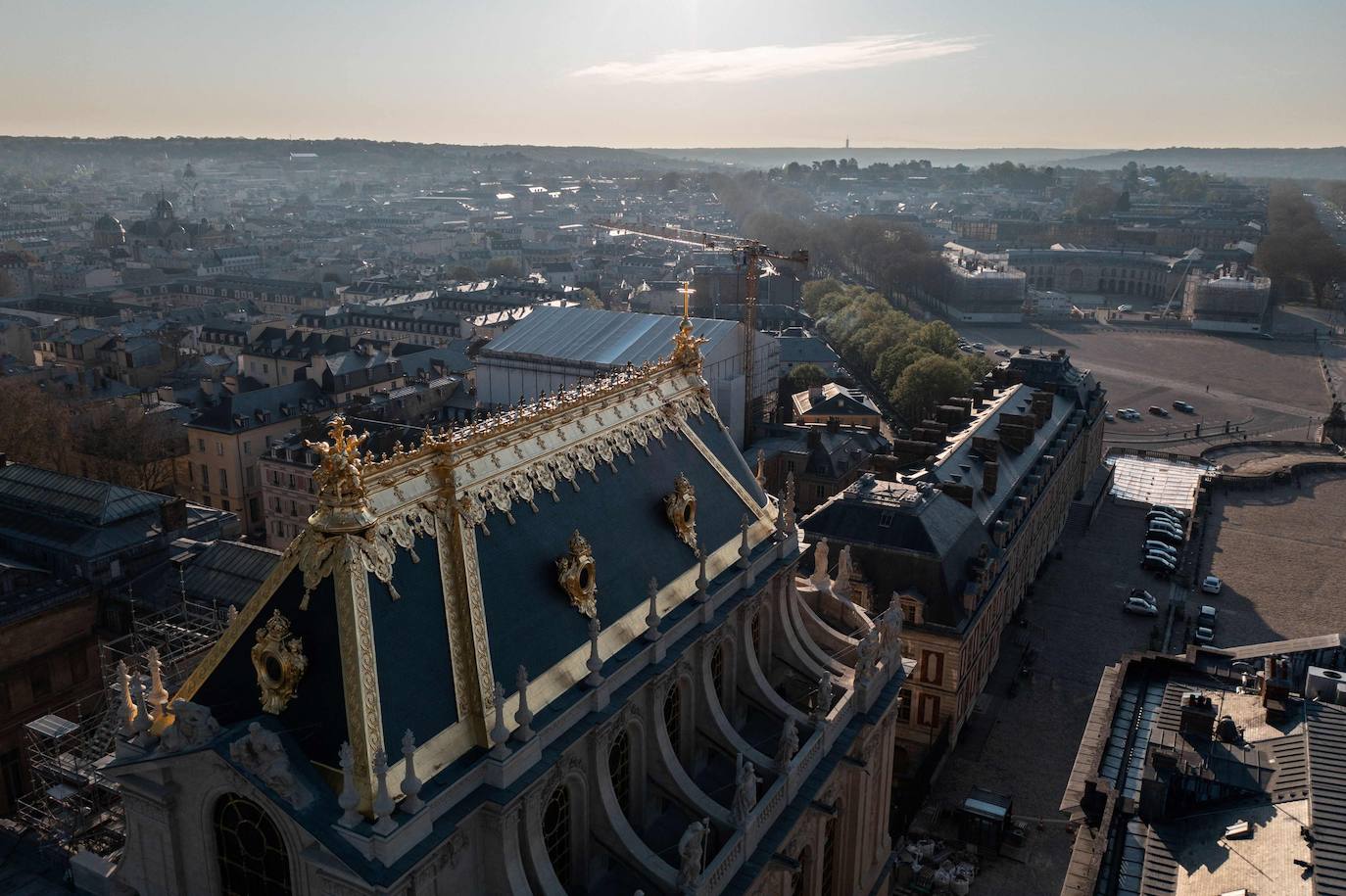 Las imágenes aéreas muestran el Palacio de Versalles (Chateau de Versailles), en las afueras de París, tras las obras de renovación de la Capilla Real. El Palacio de Versalles desempeñó las funciones de residencia real desde 1682 hasta 1789 y constituye uno de los complejos arquitectónicos más importantes de Europa. 