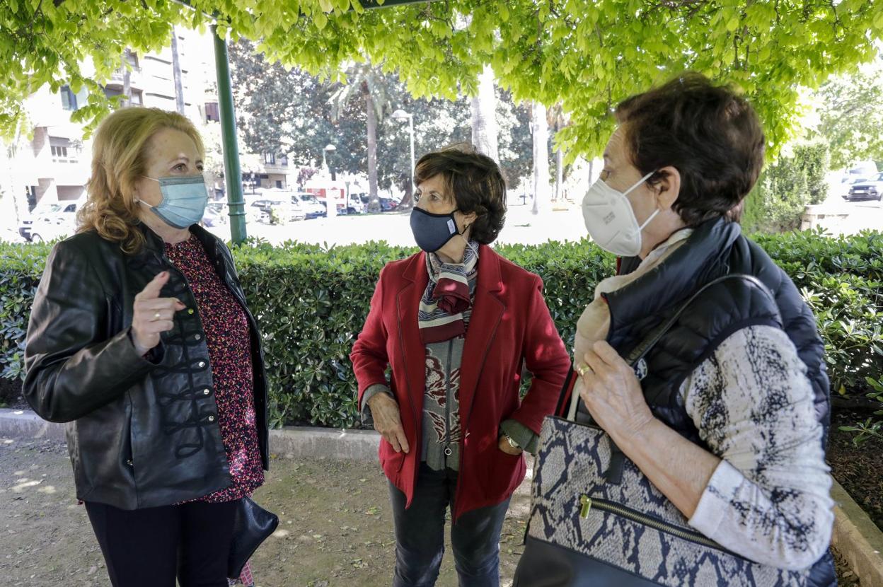 Vicenta, Mercedes y Toñi son del año 1948 y denuncian que aún no las han llamado para vacunarse. 