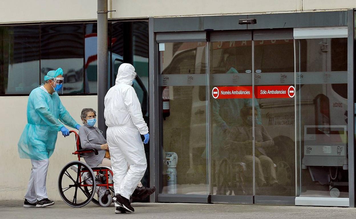 Una mujer ingresa en las urgencias del hospital La Fe de Valencia. 