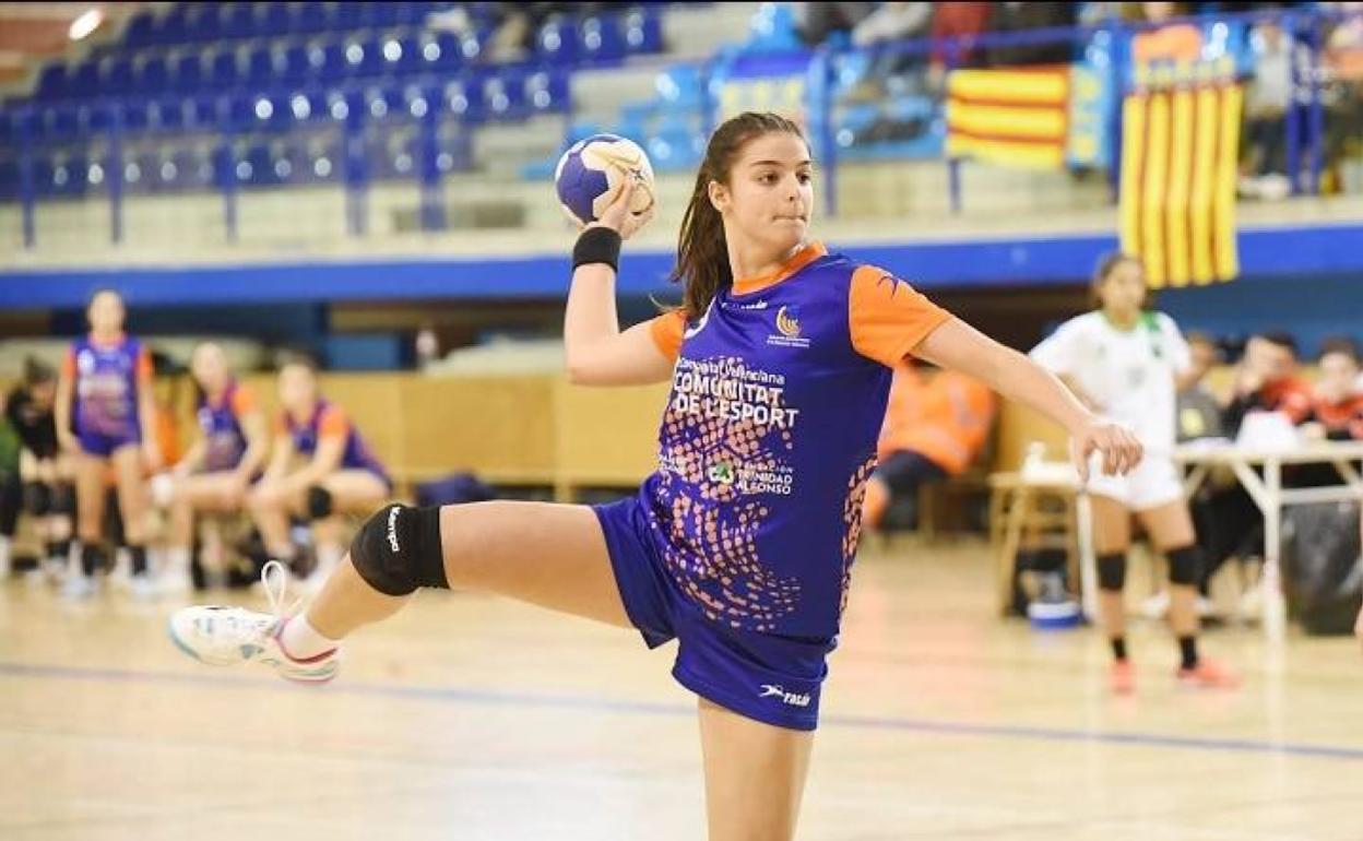 María Cobo, durante un partido con el Handbol Mislata. 