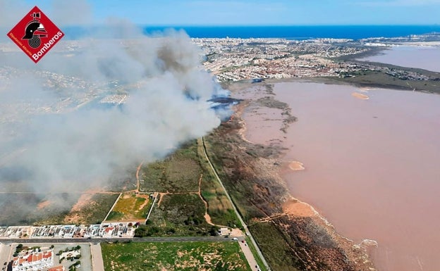 El fuego se ha originado en una vegetación próxima a lo que se conoce como el Lago Rosa de Torrevieja. 