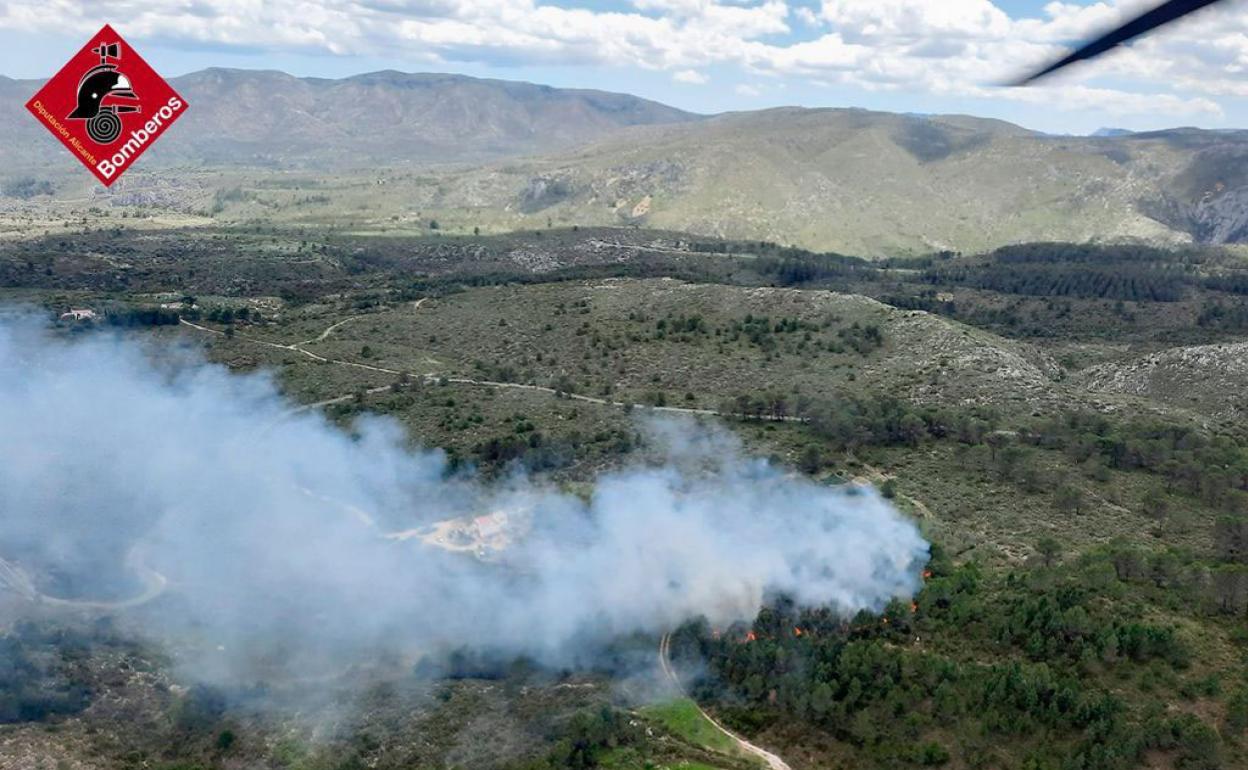 El fuego que afecta a la Vall de Gallinera. 