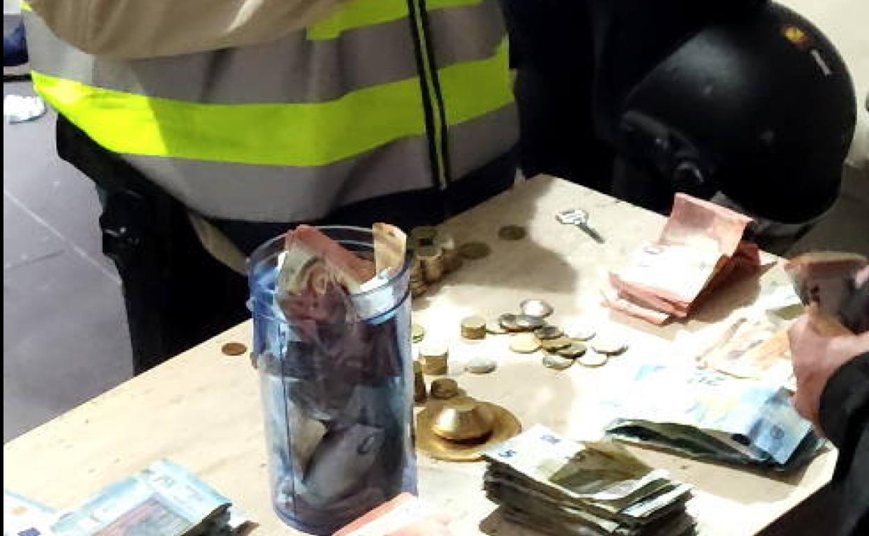 Dinero incautado por los agentes. 