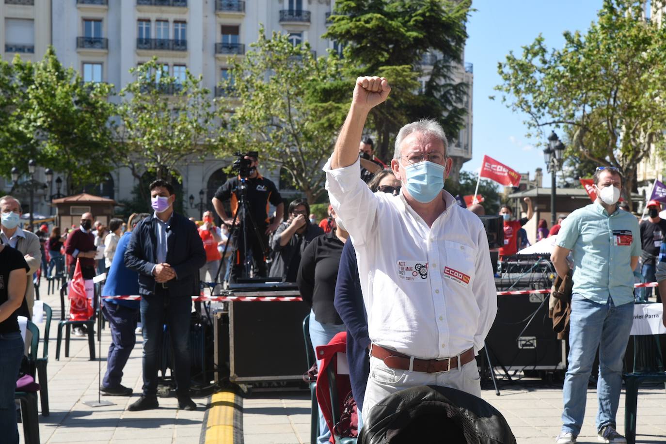 Como cada 1 de mayo, Día Internacional de los Trabajadores, los sindicatos CCOO y UGT salen a la calle. Este año las concentraciones están marcadas por la pandemia, pero aún así varias personas se han reunido en la plaza del Ayuntamiento de Valencia manteniendo las distancias de seguridad. 