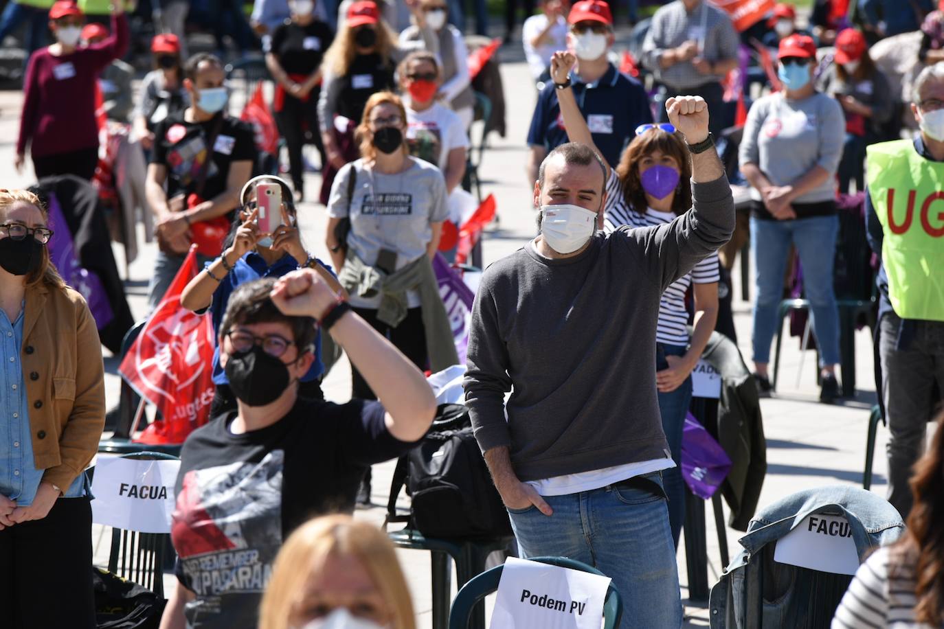 Como cada 1 de mayo, Día Internacional de los Trabajadores, los sindicatos CCOO y UGT salen a la calle. Este año las concentraciones están marcadas por la pandemia, pero aún así varias personas se han reunido en la plaza del Ayuntamiento de Valencia manteniendo las distancias de seguridad. 