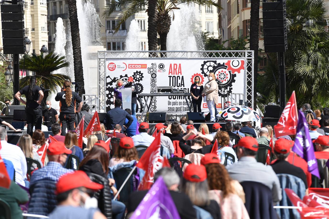 Como cada 1 de mayo, Día Internacional de los Trabajadores, los sindicatos CCOO y UGT salen a la calle. Este año las concentraciones están marcadas por la pandemia, pero aún así varias personas se han reunido en la plaza del Ayuntamiento de Valencia manteniendo las distancias de seguridad. 