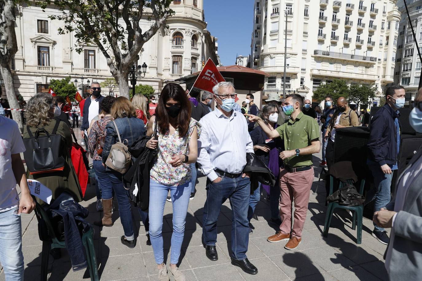 Como cada 1 de mayo, Día Internacional de los Trabajadores, los sindicatos CCOO y UGT salen a la calle. Este año las concentraciones están marcadas por la pandemia, pero aún así varias personas se han reunido en la plaza del Ayuntamiento de Valencia manteniendo las distancias de seguridad. 