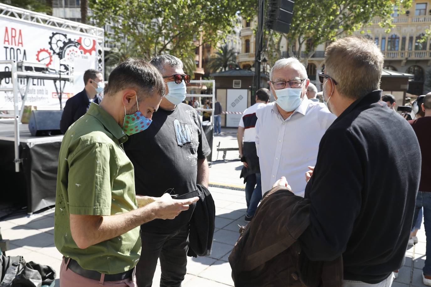 Como cada 1 de mayo, Día Internacional de los Trabajadores, los sindicatos CCOO y UGT salen a la calle. Este año las concentraciones están marcadas por la pandemia, pero aún así varias personas se han reunido en la plaza del Ayuntamiento de Valencia manteniendo las distancias de seguridad. 