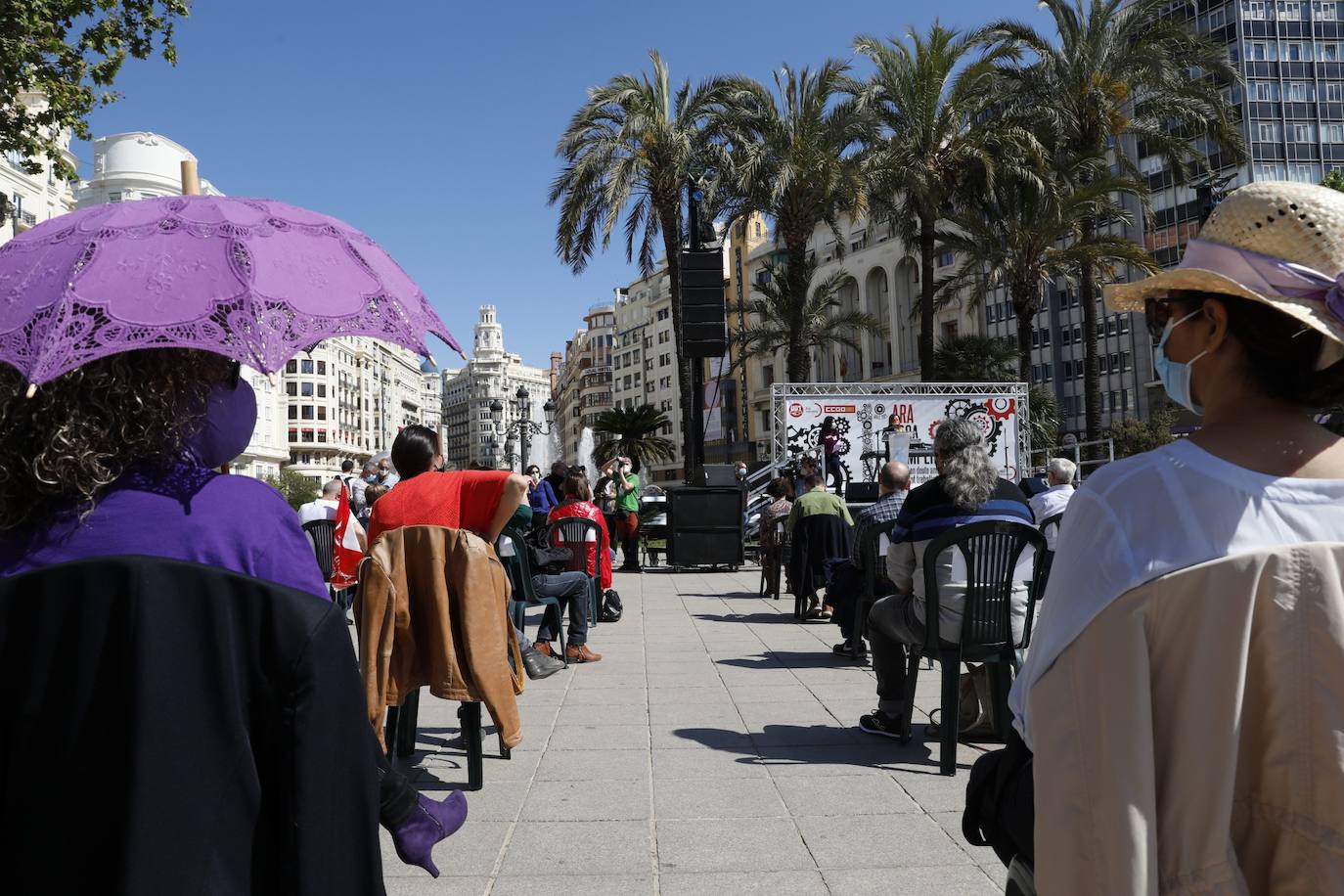 Como cada 1 de mayo, Día Internacional de los Trabajadores, los sindicatos CCOO y UGT salen a la calle. Este año las concentraciones están marcadas por la pandemia, pero aún así varias personas se han reunido en la plaza del Ayuntamiento de Valencia manteniendo las distancias de seguridad. 