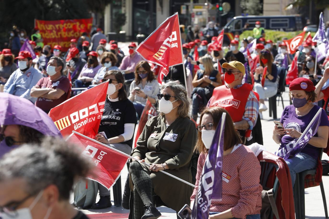 Como cada 1 de mayo, Día Internacional de los Trabajadores, los sindicatos CCOO y UGT salen a la calle. Este año las concentraciones están marcadas por la pandemia, pero aún así varias personas se han reunido en la plaza del Ayuntamiento de Valencia manteniendo las distancias de seguridad. 