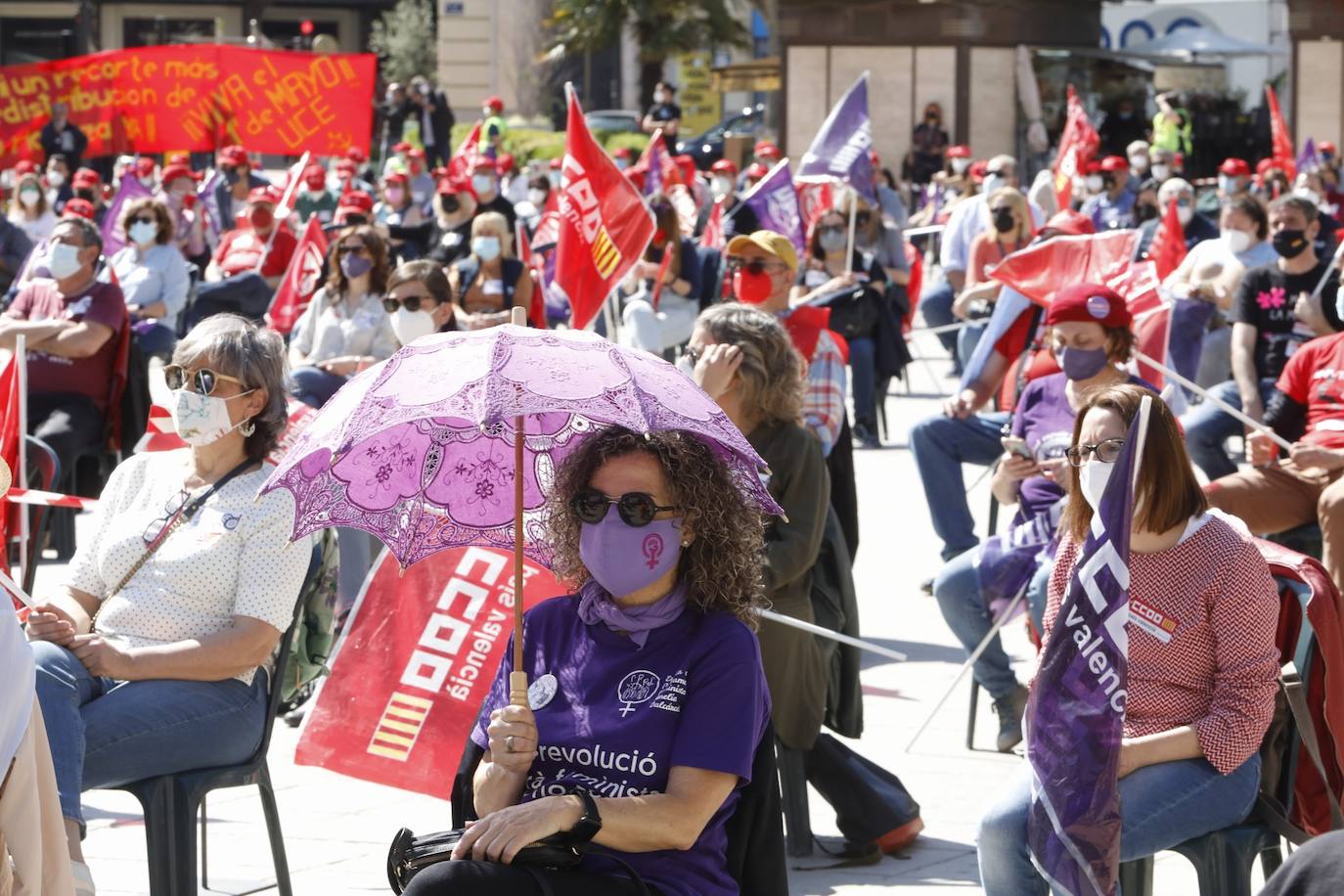 Como cada 1 de mayo, Día Internacional de los Trabajadores, los sindicatos CCOO y UGT salen a la calle. Este año las concentraciones están marcadas por la pandemia, pero aún así varias personas se han reunido en la plaza del Ayuntamiento de Valencia manteniendo las distancias de seguridad. 