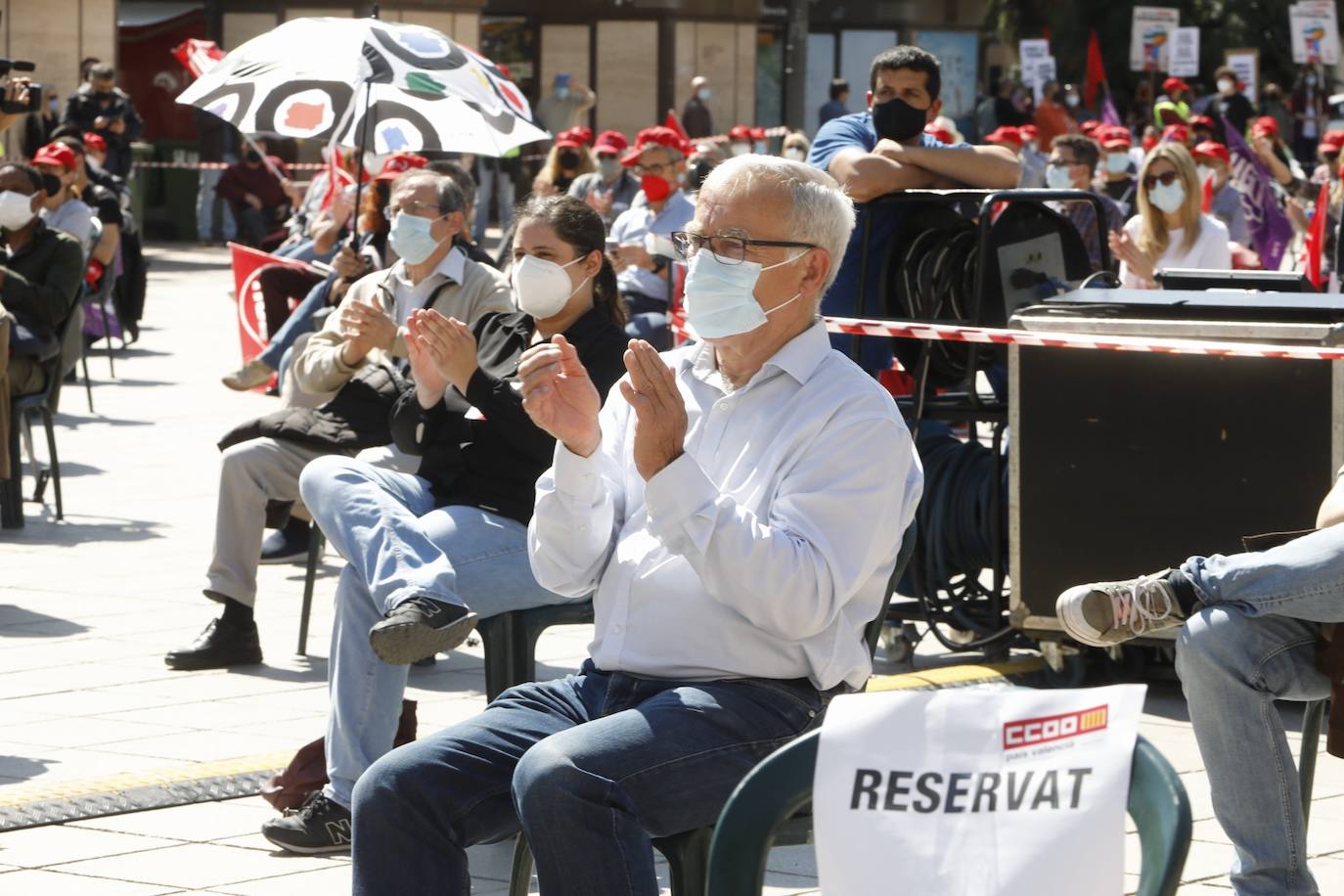 Como cada 1 de mayo, Día Internacional de los Trabajadores, los sindicatos CCOO y UGT salen a la calle. Este año las concentraciones están marcadas por la pandemia, pero aún así varias personas se han reunido en la plaza del Ayuntamiento de Valencia manteniendo las distancias de seguridad. 