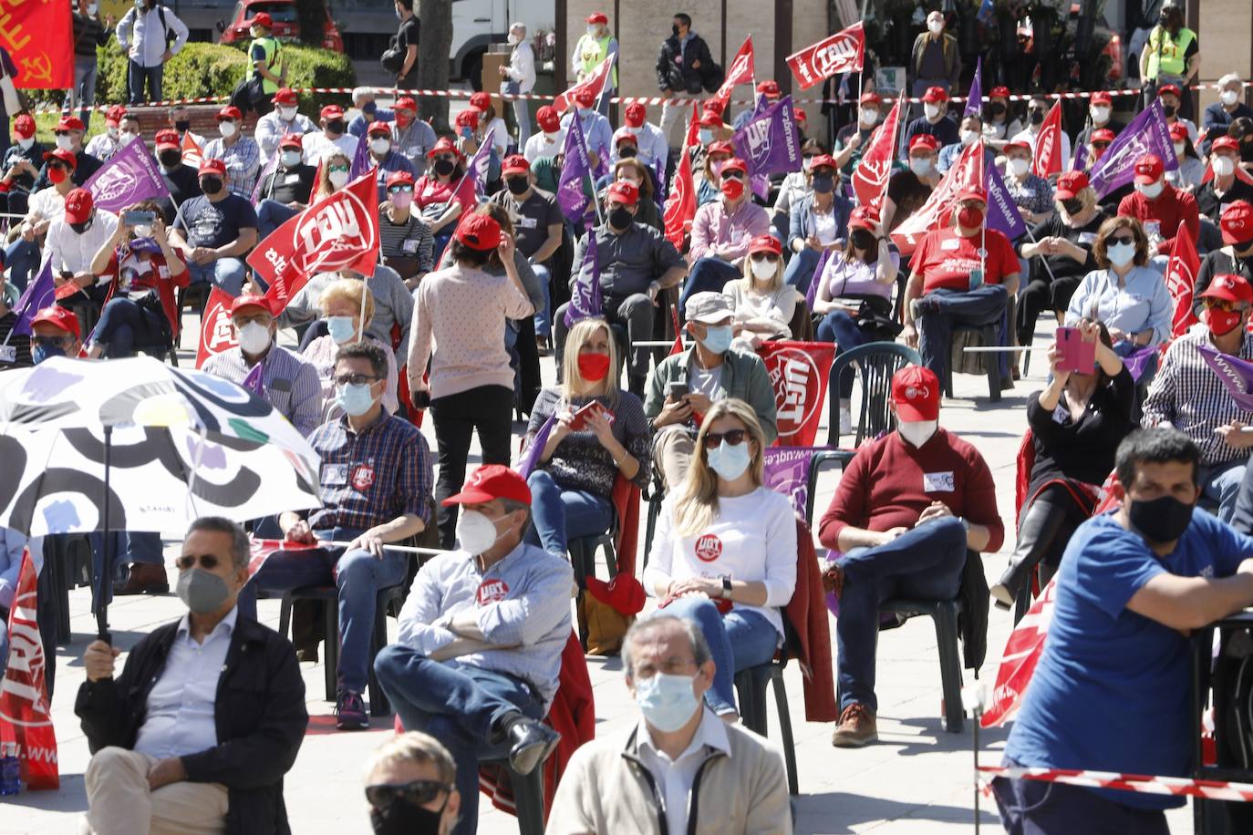 Como cada 1 de mayo, Día Internacional de los Trabajadores, los sindicatos CCOO y UGT salen a la calle. Este año las concentraciones están marcadas por la pandemia, pero aún así varias personas se han reunido en la plaza del Ayuntamiento de Valencia manteniendo las distancias de seguridad. 