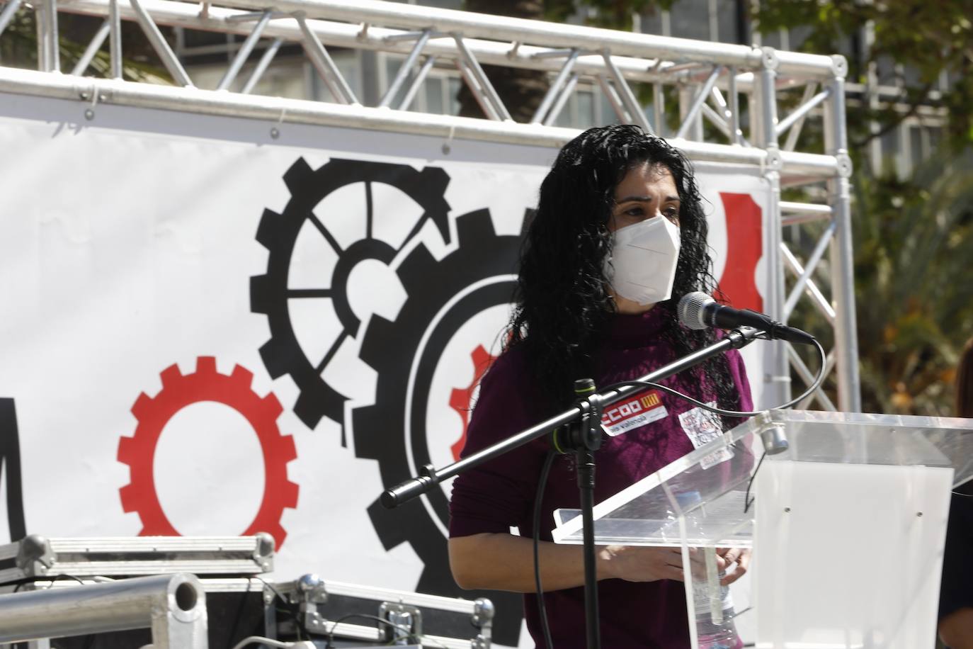 Como cada 1 de mayo, Día Internacional de los Trabajadores, los sindicatos CCOO y UGT salen a la calle. Este año las concentraciones están marcadas por la pandemia, pero aún así varias personas se han reunido en la plaza del Ayuntamiento de Valencia manteniendo las distancias de seguridad. 