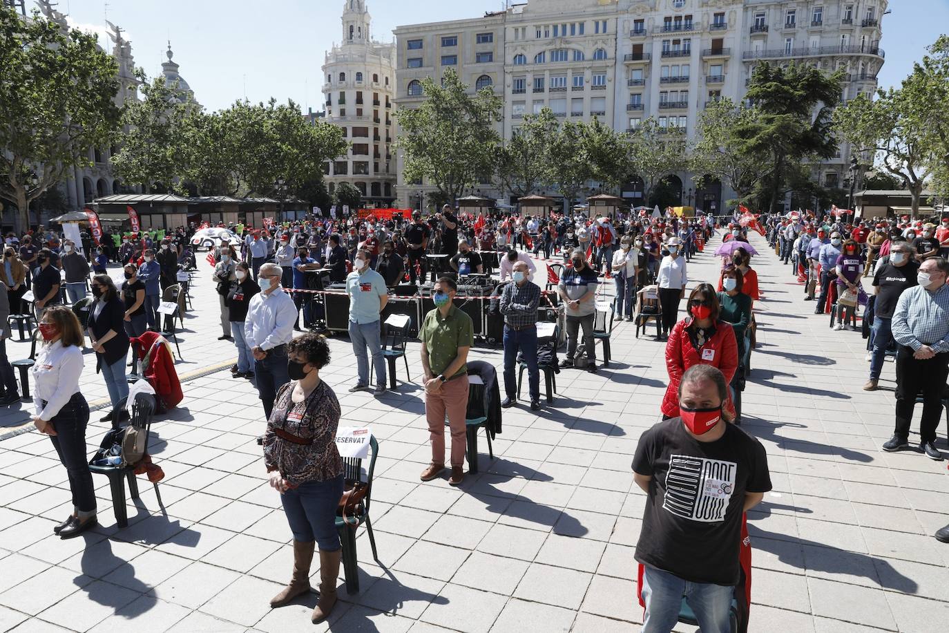 Como cada 1 de mayo, Día Internacional de los Trabajadores, los sindicatos CCOO y UGT salen a la calle. Este año las concentraciones están marcadas por la pandemia, pero aún así varias personas se han reunido en la plaza del Ayuntamiento de Valencia manteniendo las distancias de seguridad. 