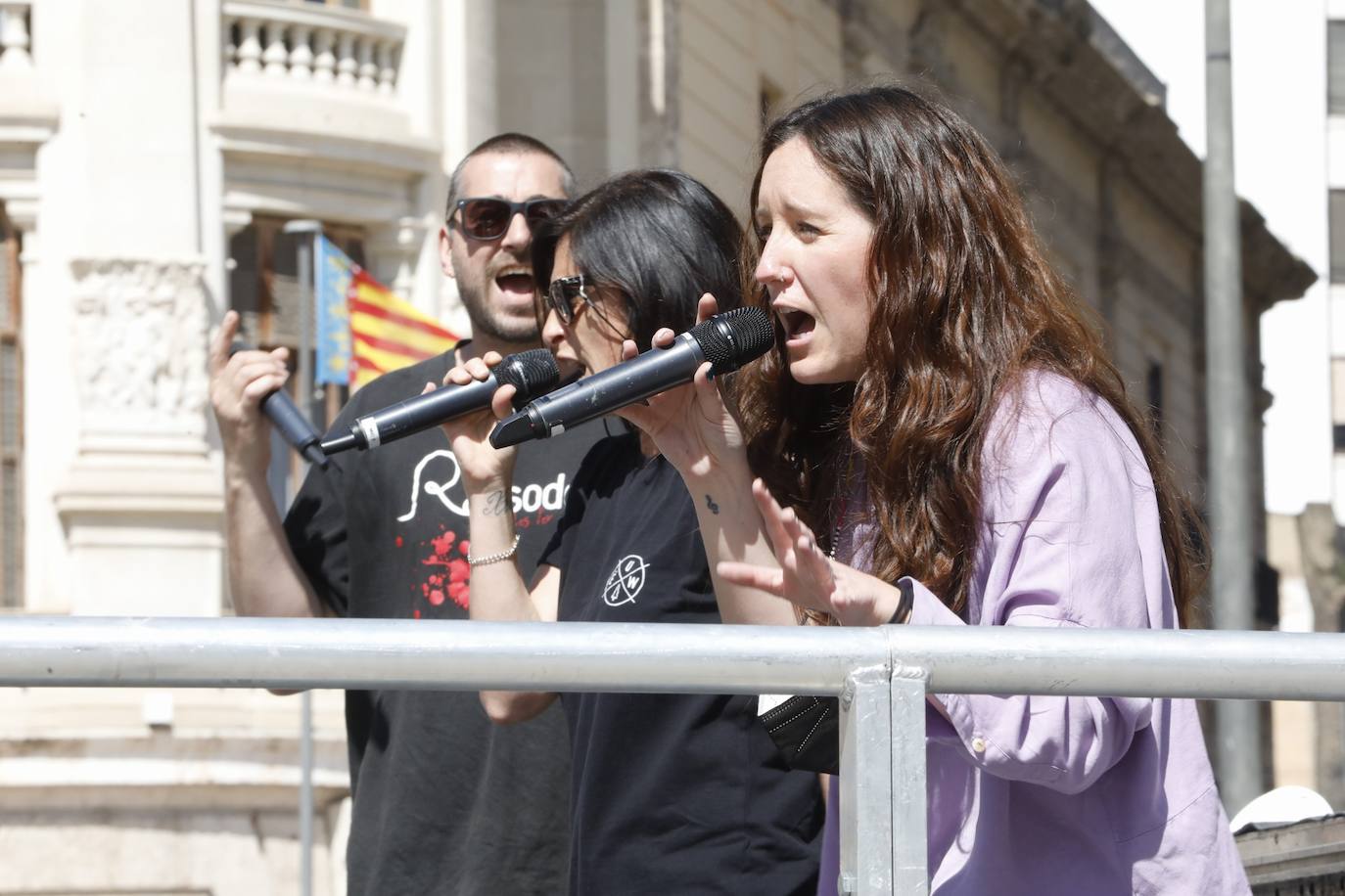 Como cada 1 de mayo, Día Internacional de los Trabajadores, los sindicatos CCOO y UGT salen a la calle. Este año las concentraciones están marcadas por la pandemia, pero aún así varias personas se han reunido en la plaza del Ayuntamiento de Valencia manteniendo las distancias de seguridad. 