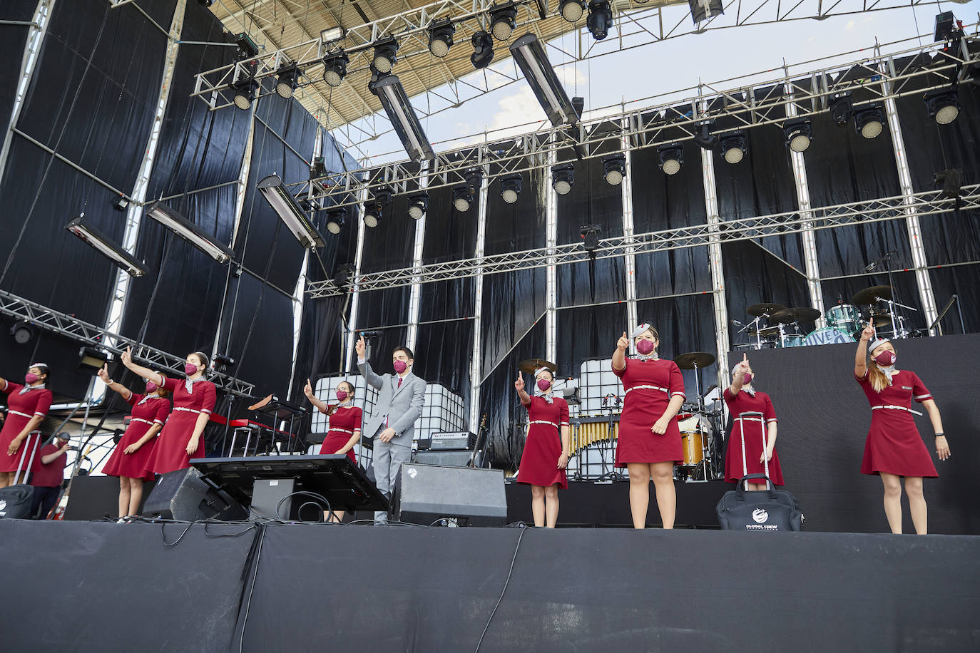 Love of Lesbian ha devuelto este sábado la música a Valencia con dos conciertos en la Marina. Sentados, con distancia de metro y medio y con mascarilla, el público ha asistido a las actuaciones de la banda en esta 'nueva normalidad'. El viernes, fue el grupo catalán La Pegatina el encargado de abrir los conciertos del ciclo 'Nits al Carme'. 