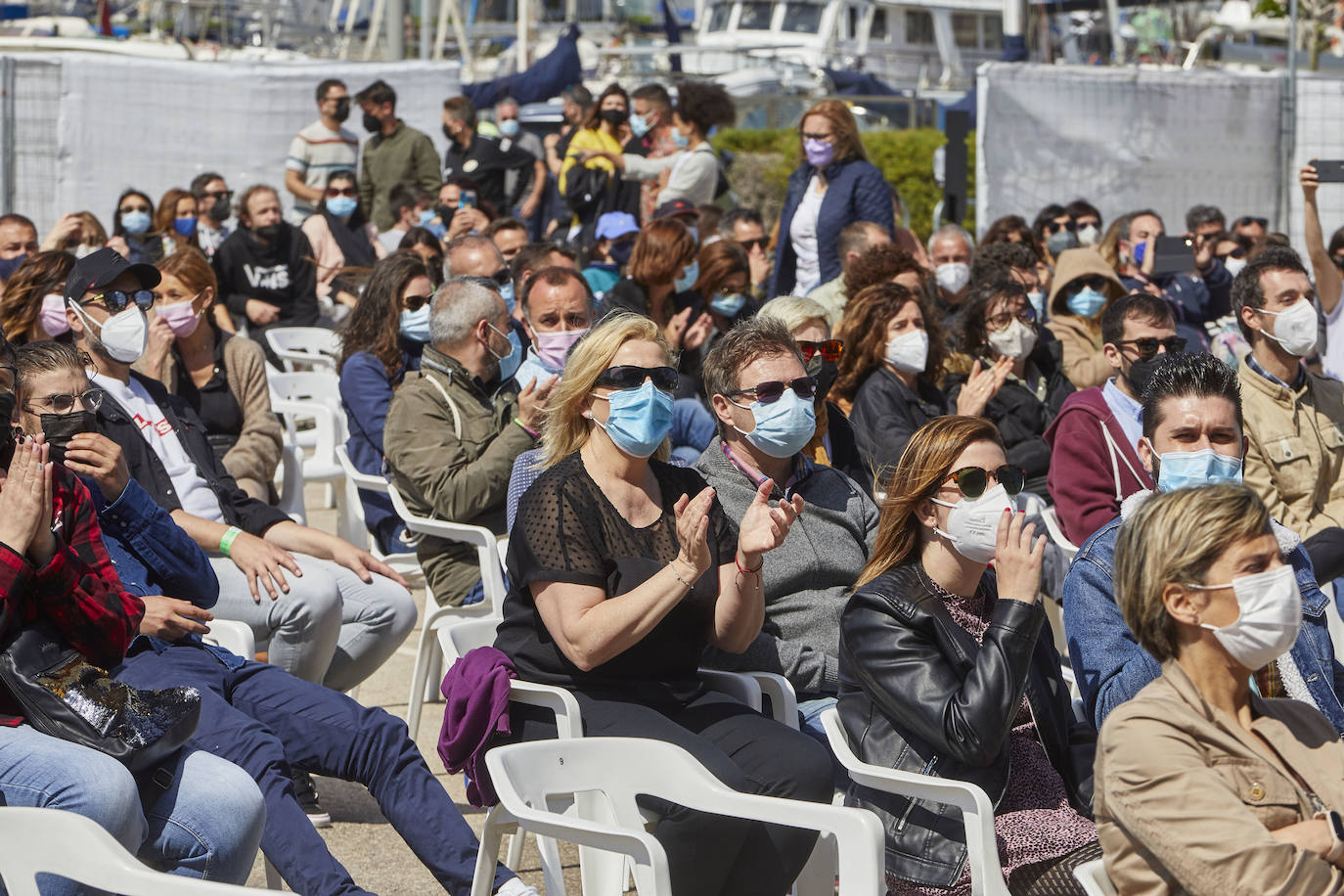 Love of Lesbian ha devuelto este sábado la música a Valencia con dos conciertos en la Marina. Sentados, con distancia de metro y medio y con mascarilla, el público ha asistido a las actuaciones de la banda en esta 'nueva normalidad'. El viernes, fue el grupo catalán La Pegatina el encargado de abrir los conciertos del ciclo 'Nits al Carme'. 