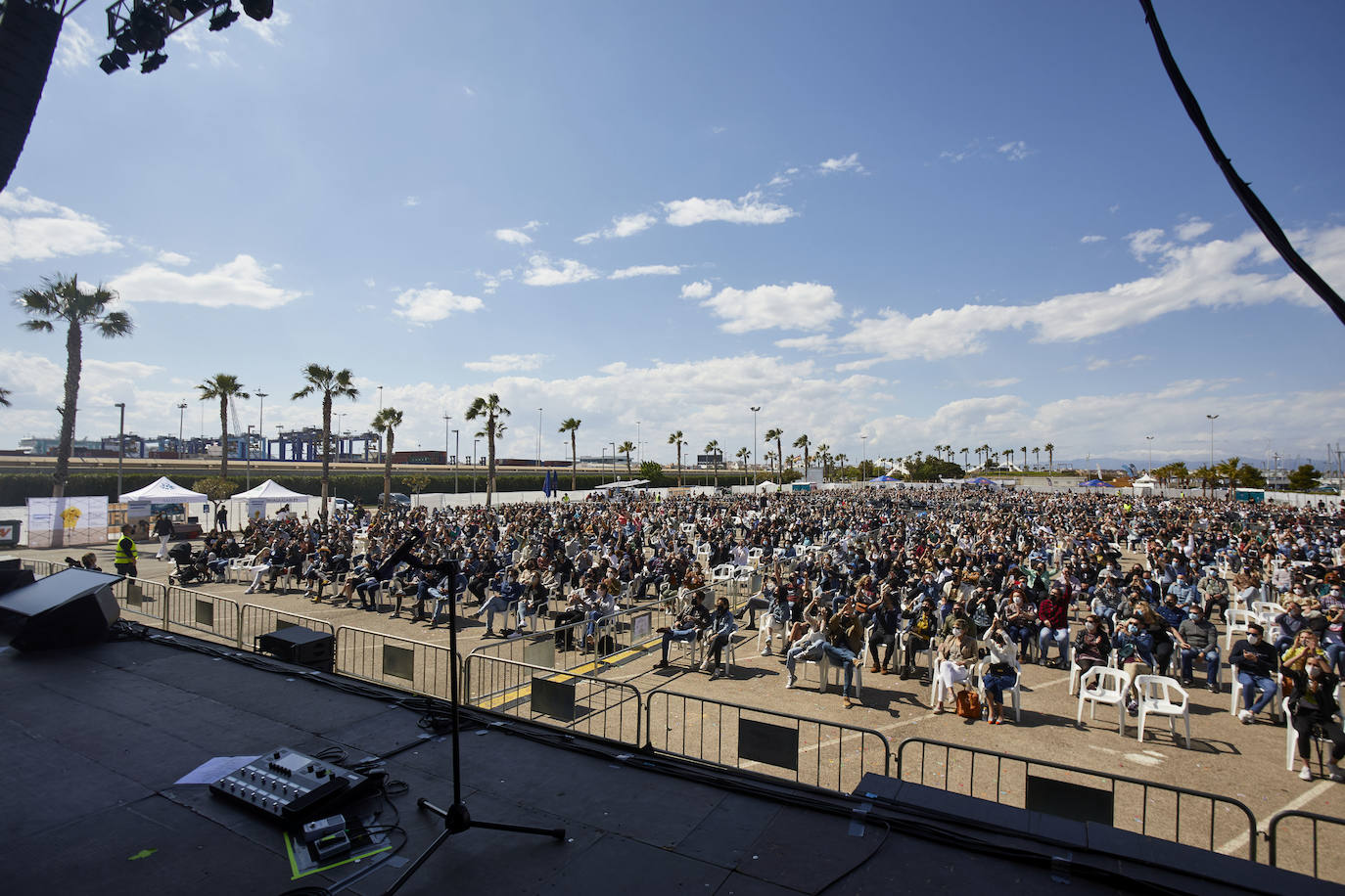 Love of Lesbian ha devuelto este sábado la música a Valencia con dos conciertos en la Marina. Sentados, con distancia de metro y medio y con mascarilla, el público ha asistido a las actuaciones de la banda en esta 'nueva normalidad'. El viernes, fue el grupo catalán La Pegatina el encargado de abrir los conciertos del ciclo 'Nits al Carme'. 