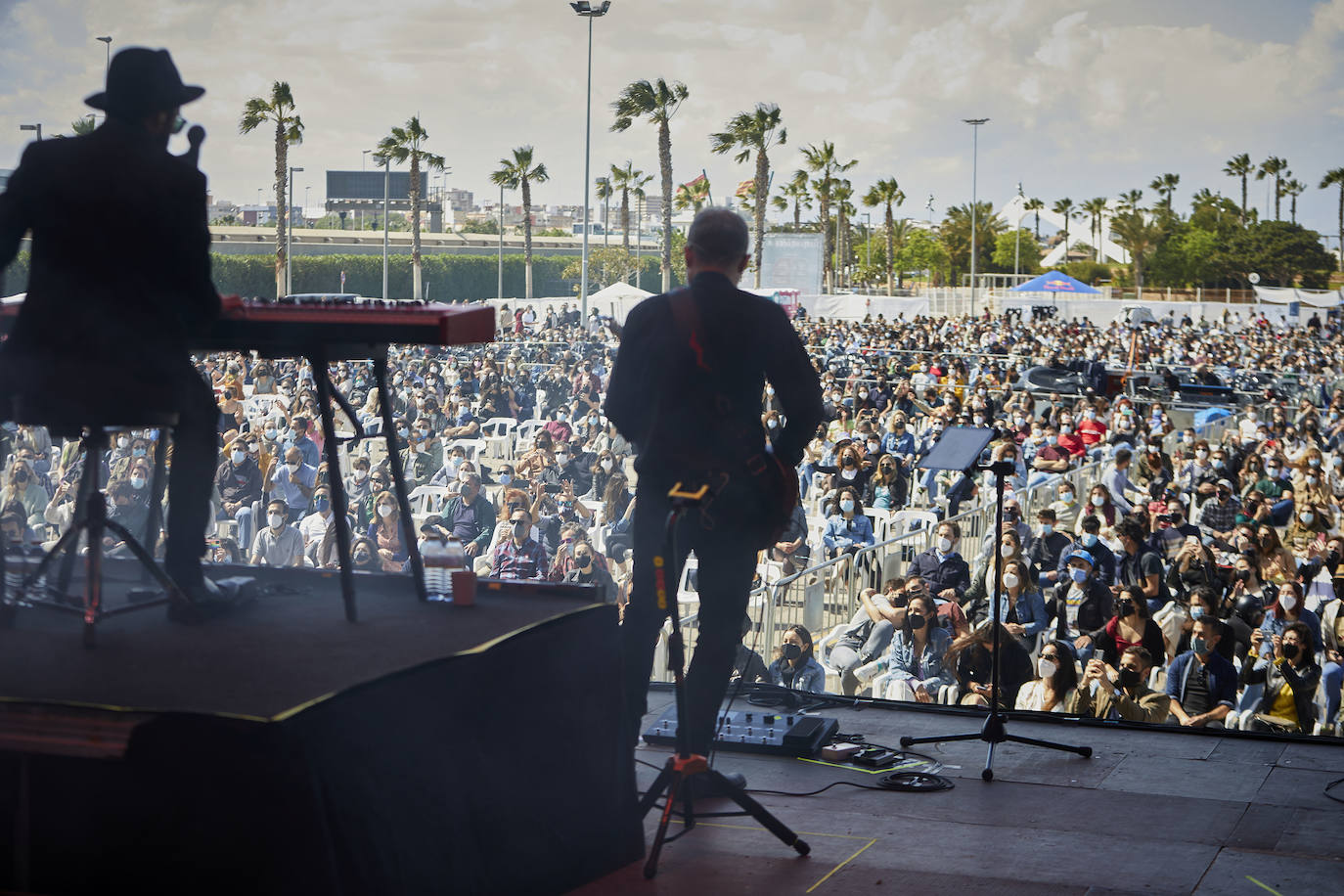 Love of Lesbian ha devuelto este sábado la música a Valencia con dos conciertos en la Marina. Sentados, con distancia de metro y medio y con mascarilla, el público ha asistido a las actuaciones de la banda en esta 'nueva normalidad'. El viernes, fue el grupo catalán La Pegatina el encargado de abrir los conciertos del ciclo 'Nits al Carme'. 