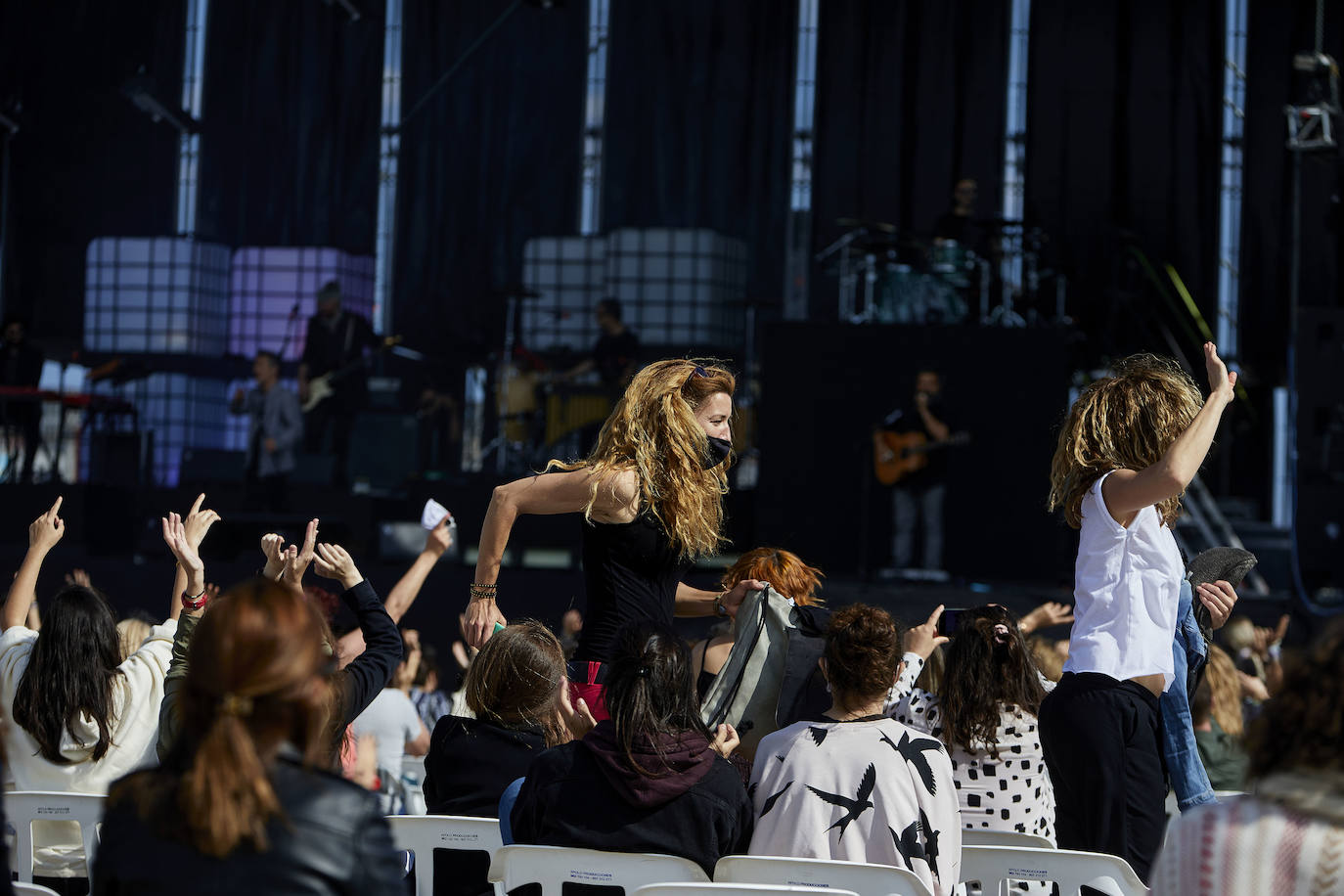 Love of Lesbian ha devuelto este sábado la música a Valencia con dos conciertos en la Marina. Sentados, con distancia de metro y medio y con mascarilla, el público ha asistido a las actuaciones de la banda en esta 'nueva normalidad'. El viernes, fue el grupo catalán La Pegatina el encargado de abrir los conciertos del ciclo 'Nits al Carme'. 