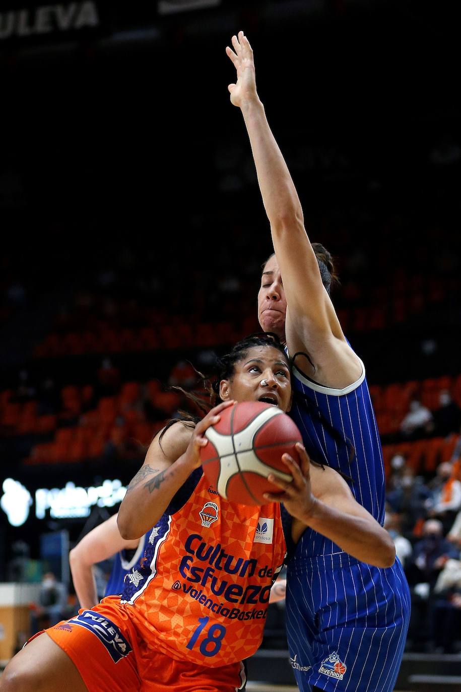 El Valencia Basket femenino ha caído contra Perfumerías Avenida en la Fonteta (74-76) y buscará el título de Liga en el tercer partido de esta apasionante final, que se disputará en Salamanca el próximo jueves a las 19 horas. 