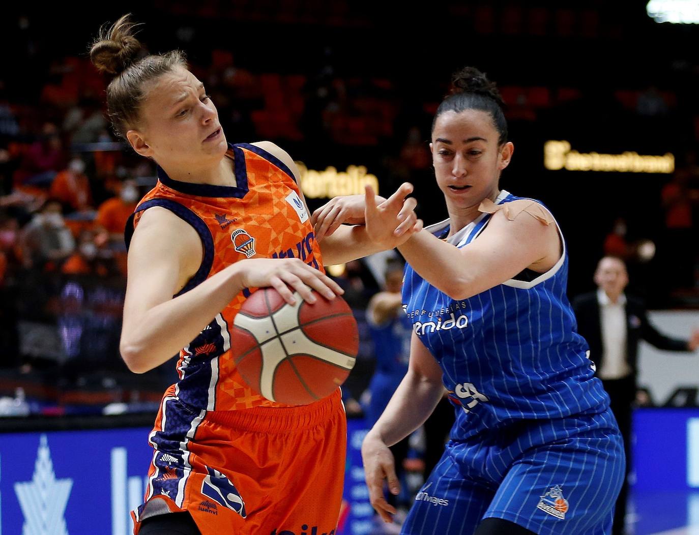El Valencia Basket femenino ha caído contra Perfumerías Avenida en la Fonteta (74-76) y buscará el título de Liga en el tercer partido de esta apasionante final, que se disputará en Salamanca el próximo jueves a las 19 horas. 