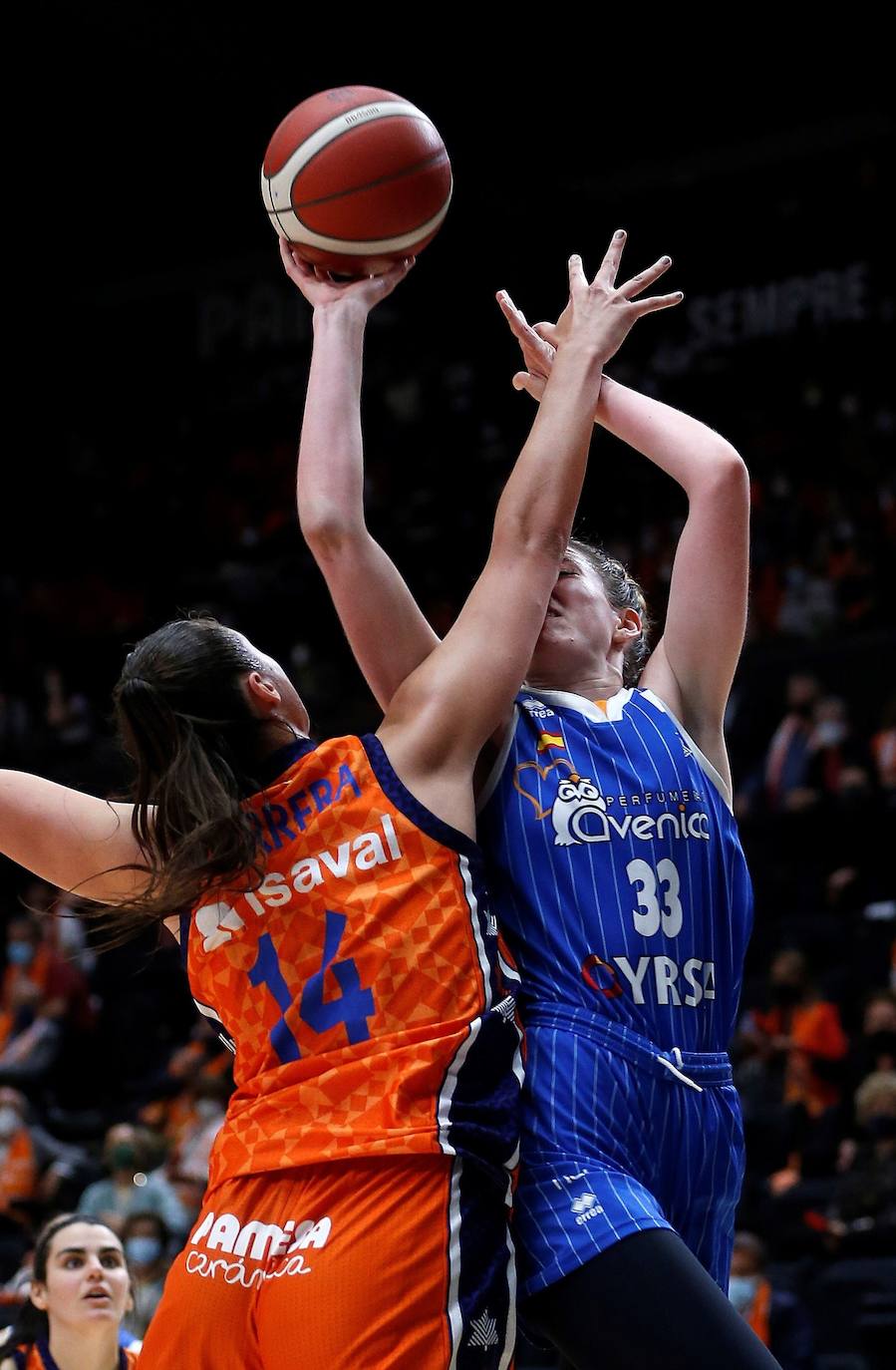 El Valencia Basket femenino ha caído contra Perfumerías Avenida en la Fonteta (74-76) y buscará el título de Liga en el tercer partido de esta apasionante final, que se disputará en Salamanca el próximo jueves a las 19 horas. 