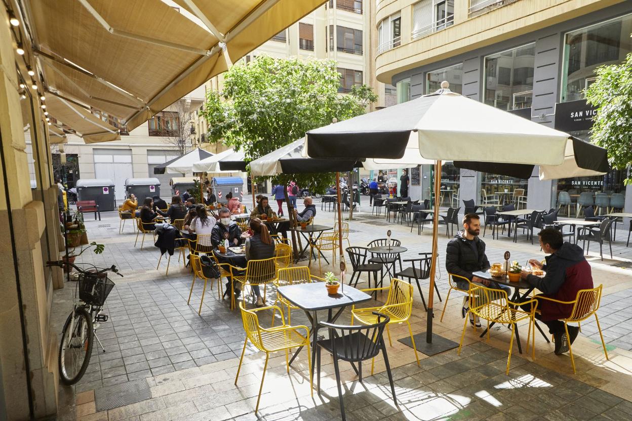 Terraza de un bar en el centro de Valencia. 